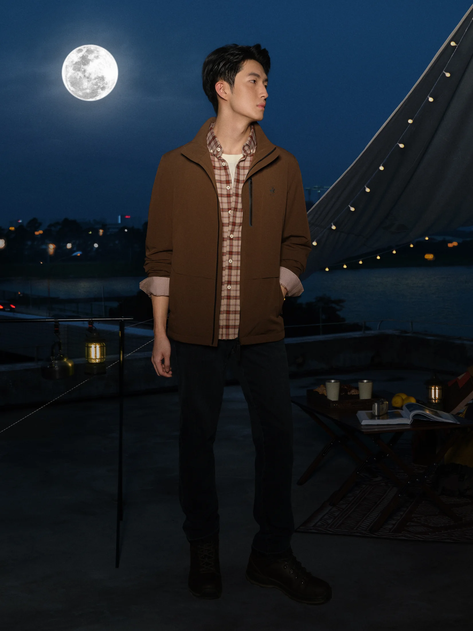 夜色露营场景中的服装模特