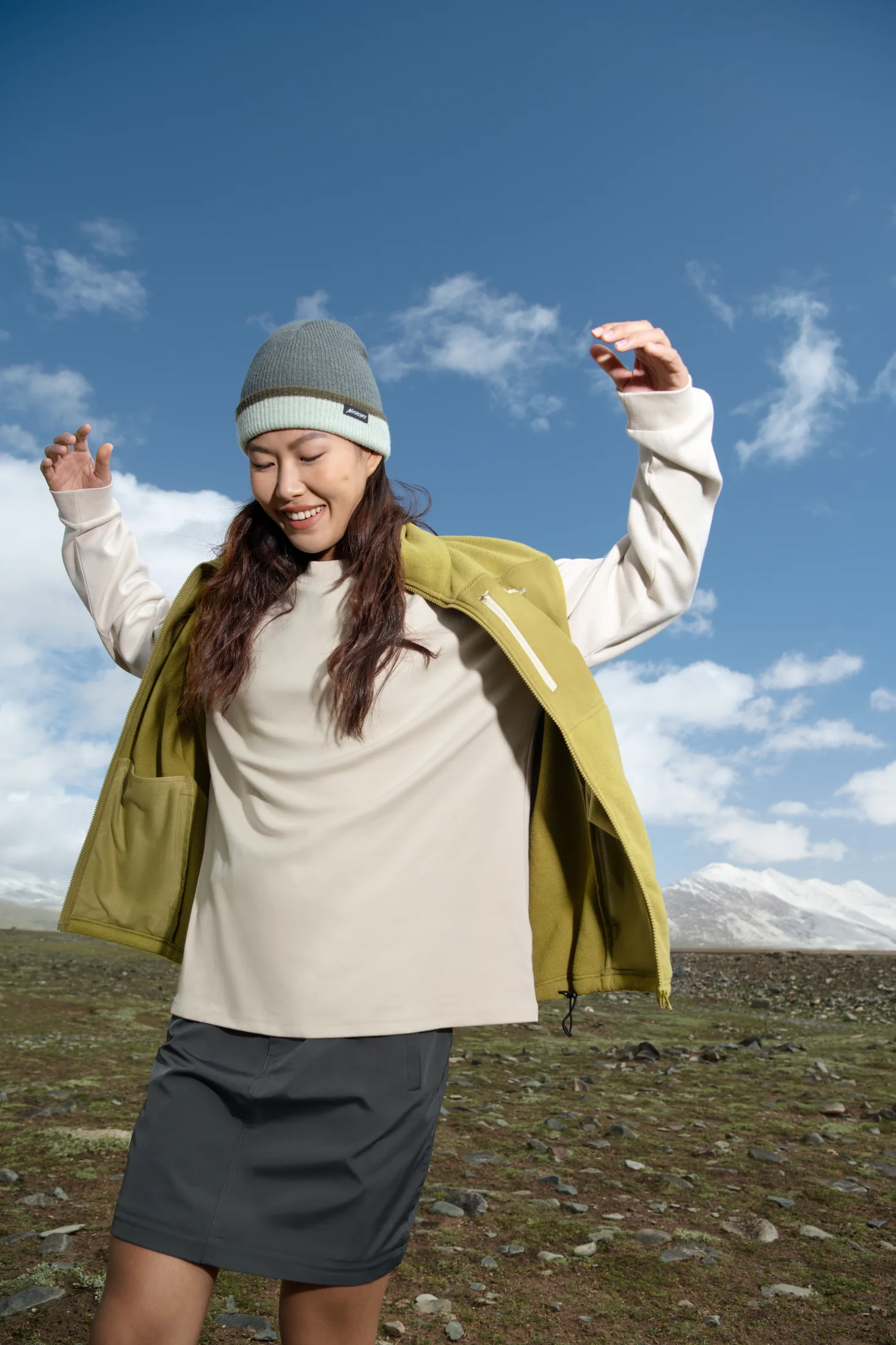雪山前穿着挪客服装的女性