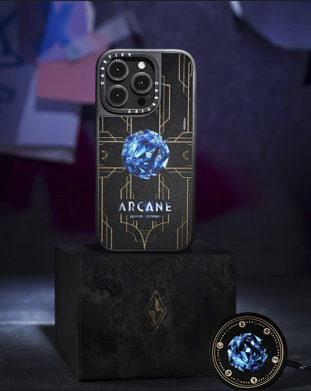 深色舞台上的 CASETiFY Arcane 系列配件
