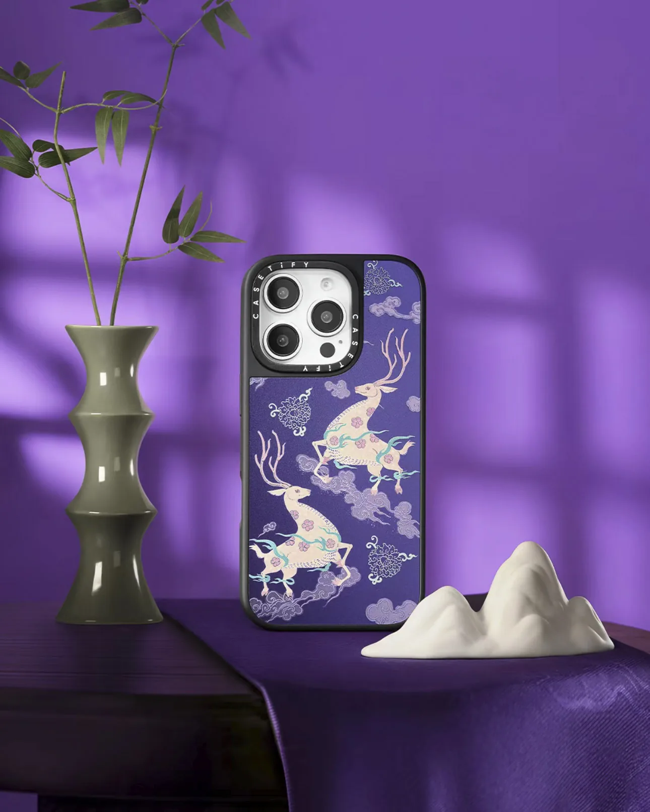 东方器物场景中的 CASETiFY 产品系列